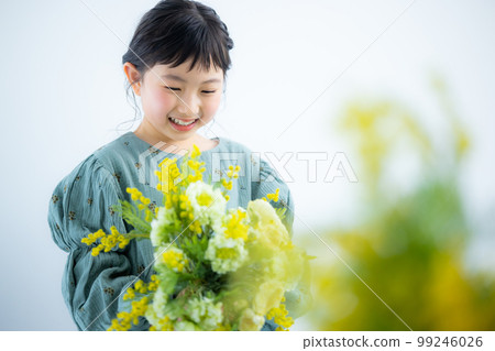 girl with a bouquet of mimosas 99246026