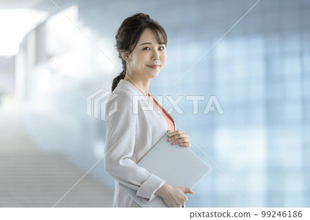 30 多歲的女商人看著相機肖像 99246186
