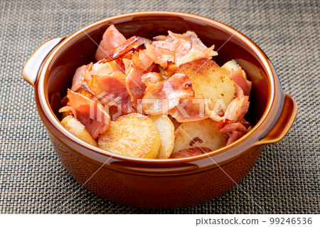 Stir-fried potatoes and bacon. 99246536