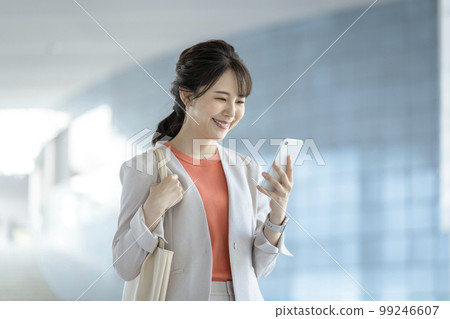 看智慧型手機螢幕的女商人 99246607