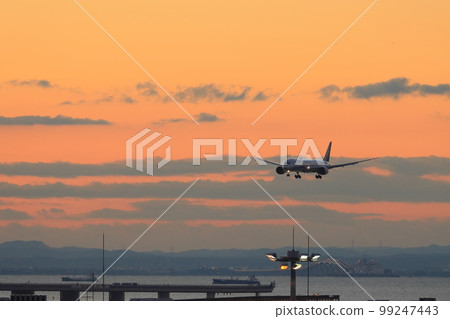 在日出背景下降落的客機清晨抵達羽田機場 在日出背景下降落的客機清晨抵達羽田機場 99247443