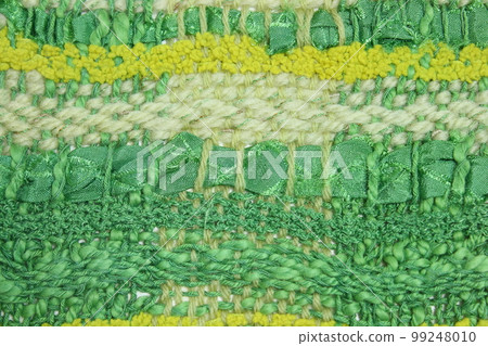 背景材質具有類似編織織物的質感，結合了不同的材質（綠色調、俯視視角、水平方向） 99248010