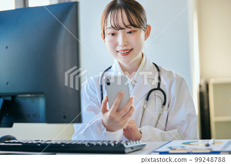 年輕的女醫生做在線醫療 年輕的女醫生做在線醫療 99248788
