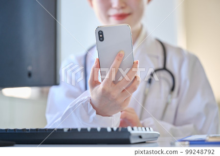 年輕的女醫生做在線醫療 年輕的女醫生做在線醫療 99248792