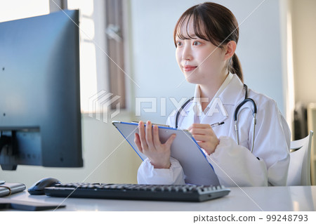 年輕的女醫生做在線醫療 99248793