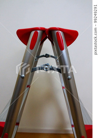 Wrong position of latch when using stepladder Wrong position of latch when using stepladder 99249291