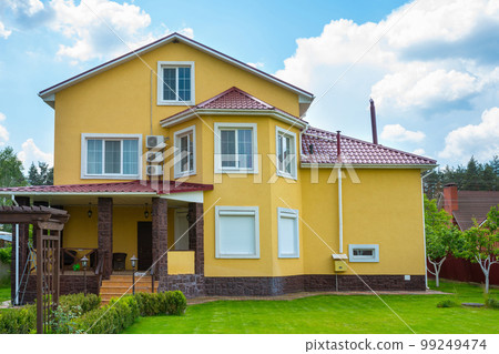 Backyard house with large garden on a sunny day 99249474