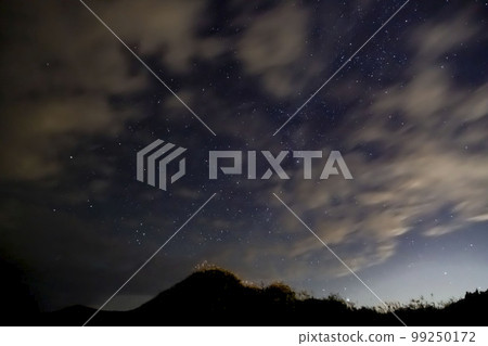 Flowing night sky 99250172