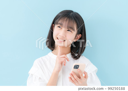 女孩擔心智能手機 99250188
