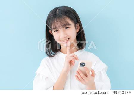 Girl worried smartphone 99250189