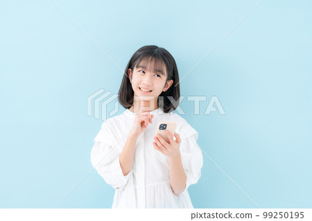 女孩擔心智能手機 99250195