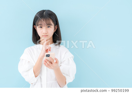 女孩擔心智能手機 99250199