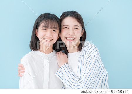 好朋友、母親和女兒，藍色背景 99250515
