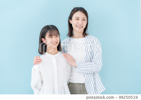 好朋友、母親和女兒，藍色背景 99250519