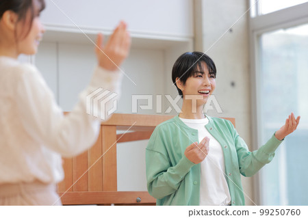 Woman giving vocal lesson_3 99250760