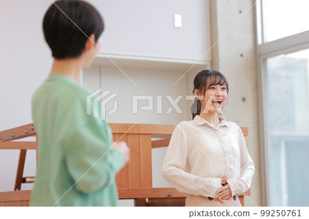 _在語音教練的指導下練習發聲的年輕女性_2 _在語音教練的指導下練習發聲的年輕女性_2 99250761