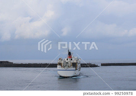 Ferry Yakushima 2 leaving Miyanoura Port Ferry Yakushima 2 leaving Miyanoura Port 99250978