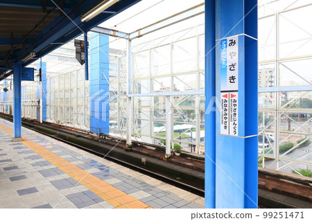 雨中從日豐本線延岡站到宮崎站的風景（2022年夏天的早晨） 99251471