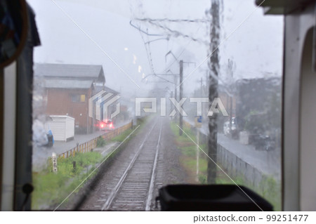 2022年夏天下雨的早晨，從日豐本線延岡站到宮崎站的風景 99251477