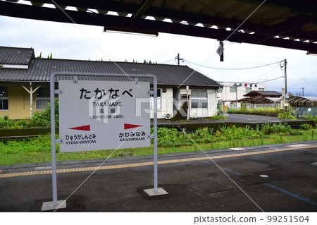 2022年夏天下雨的早晨，從日豐本線延岡站到宮崎站的風景 99251504