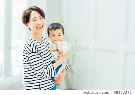一位母親抱著一個嬰兒。 一位母親抱著一個嬰兒。 99252272