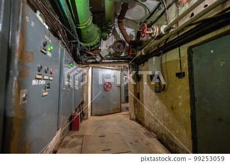 Hermetic rusty door of the bunker in underground abandoned tunnel. Mysterious old iron gate. Secret entrance Hermetic rusty door of the bunker in underground abandoned tunnel. Mysterious old iron gate. Secret entrance 99253059