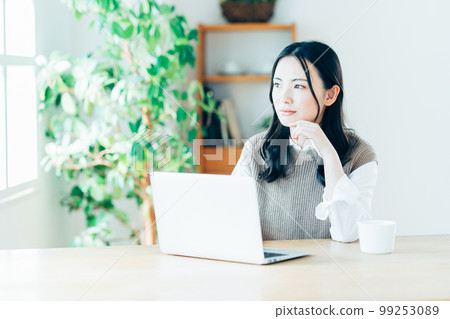 做遠程辦公的一個少婦在客廳。 99253089