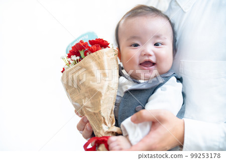 Baby smiling to give mom a bouquet of carnations with dad on Mother's Day Baby smiling to give mom a bouquet of carnations with dad on Mother's Day 99253178