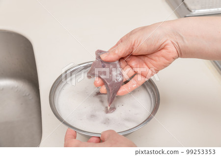 [Preparing the stir-fried pork liver with beer] 99253353