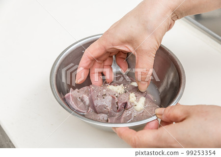 [Mix garlic and coarsely ground pepper into pork liver that has been prepared] 99253354