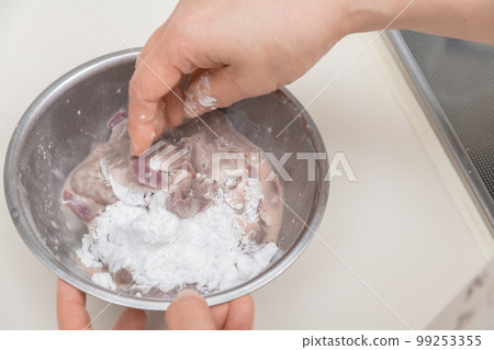 [Mix katakuriko and salad oil with pork liver after preparation] 99253355