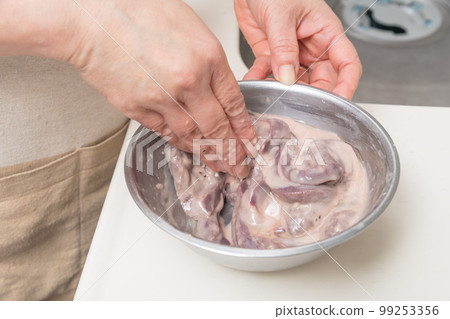 [Mix katakuriko and salad oil with pork liver after preparation] 99253356