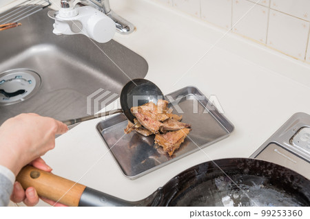 [製作炒肝和豬肝；將炒好的豬肝移到大缸中] 99253360