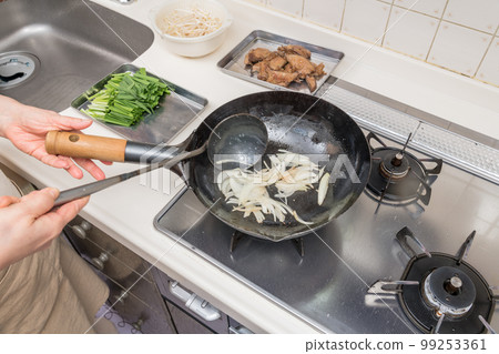 [做炒餛飩；炒洋蔥] 99253361