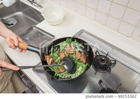 [做炒餛飩把所有的材料炒熟] 99253362