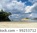 陽光明媚的日子裡，海岸上空的大海，有幾朵雲 99253712