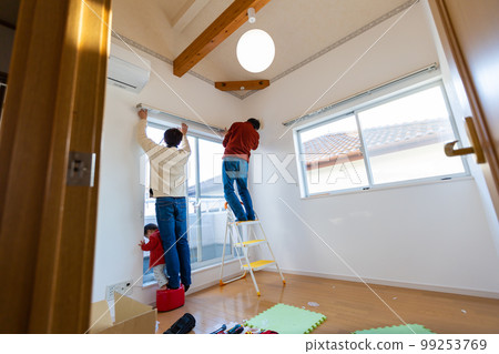 與家人一起安裝窗簾導軌 99253769