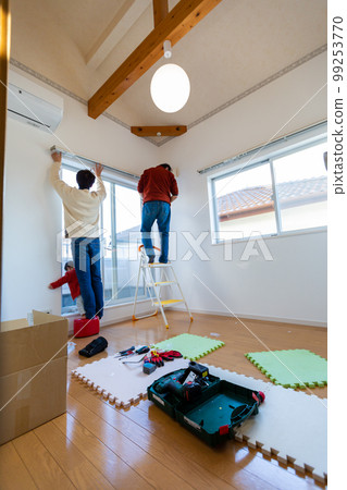 與家人一起安裝窗簾導軌 與家人一起安裝窗簾導軌 99253770