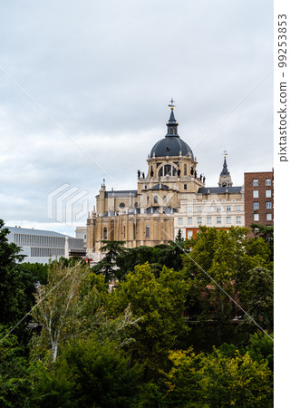 Almudena Cathedral and Vistillas Park in Madrid 99253853