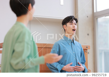 在語音教練的指導下練習發聲的男人_5 99255719