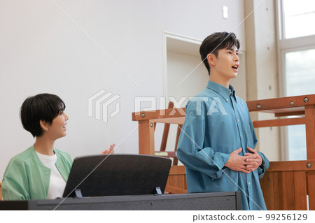 邊彈鋼琴邊教學的聲樂教練和練習發聲的男人_3 邊彈鋼琴邊教學的聲樂教練和練習發聲的男人_3 99256129