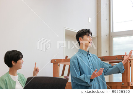 邊彈鋼琴邊教學的聲樂教練和練習發聲的男人_4 99256590