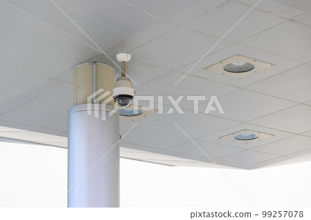 安裝在天花板上的安全半球攝像機 99257078