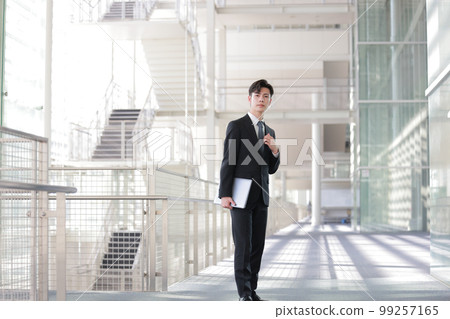 帶著筆記本電腦的酷商人 _2 99257165