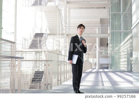 帶著筆記本電腦的酷商人 _3 帶著筆記本電腦的酷商人 _3 99257166