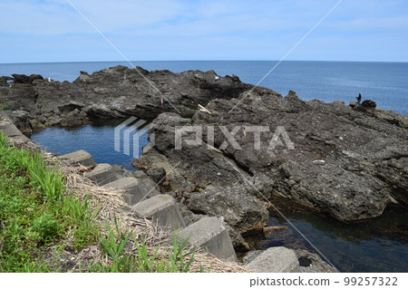 山形縣加茂海岸莊內海水浴場周邊的風景 山形縣加茂海岸莊內海水浴場周邊的風景 99257322