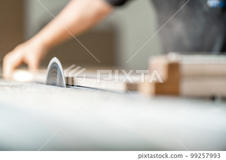 cutting laminate for the production of furniture on a circular saw cutting laminate for the production of furniture on a circular saw 99257993