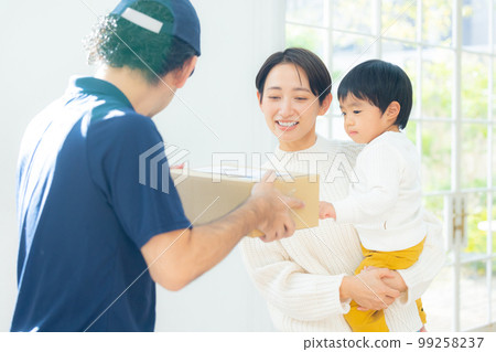 Receiving luggage Parent and child Receiving luggage Parent and child 99258237
