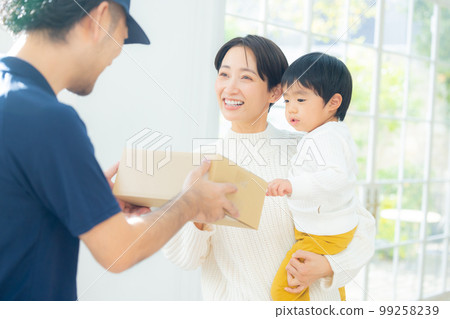 Receiving luggage Parent and child Receiving luggage Parent and child 99258239