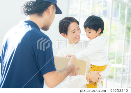 Receiving luggage Parent and child Receiving luggage Parent and child 99258240